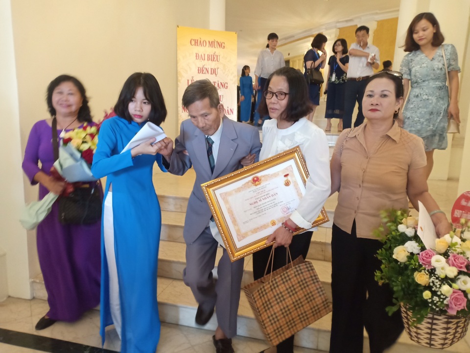 Các nghệ sĩ gạo cội được con cháu dìu đến nhận danh hiệu Nghệ sĩ Nhân dân - 2 Các nghệ sĩ gạo cội được con cháu dìu đến nhận danh hiệu Nghệ sĩ Nhân dân - 2