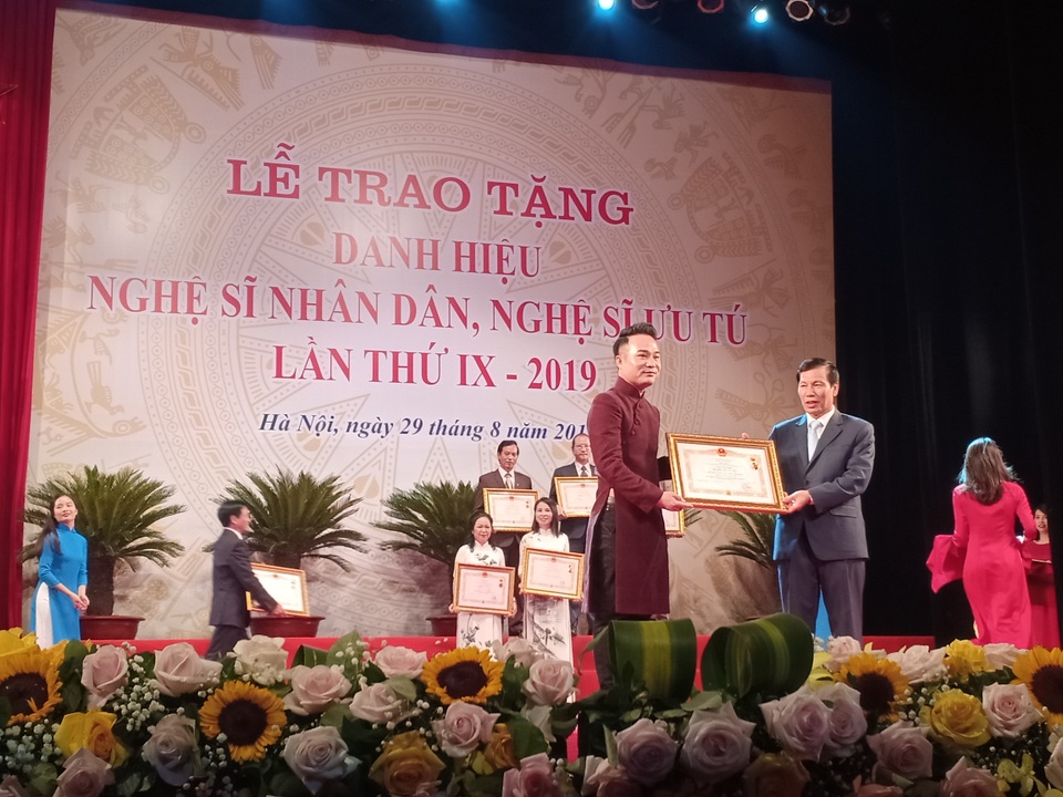 Các nghệ sĩ gạo cội được con cháu dìu đến nhận danh hiệu Nghệ sĩ Nhân dân - 15 Các nghệ sĩ gạo cội được con cháu dìu đến nhận danh hiệu Nghệ sĩ Nhân dân - 15