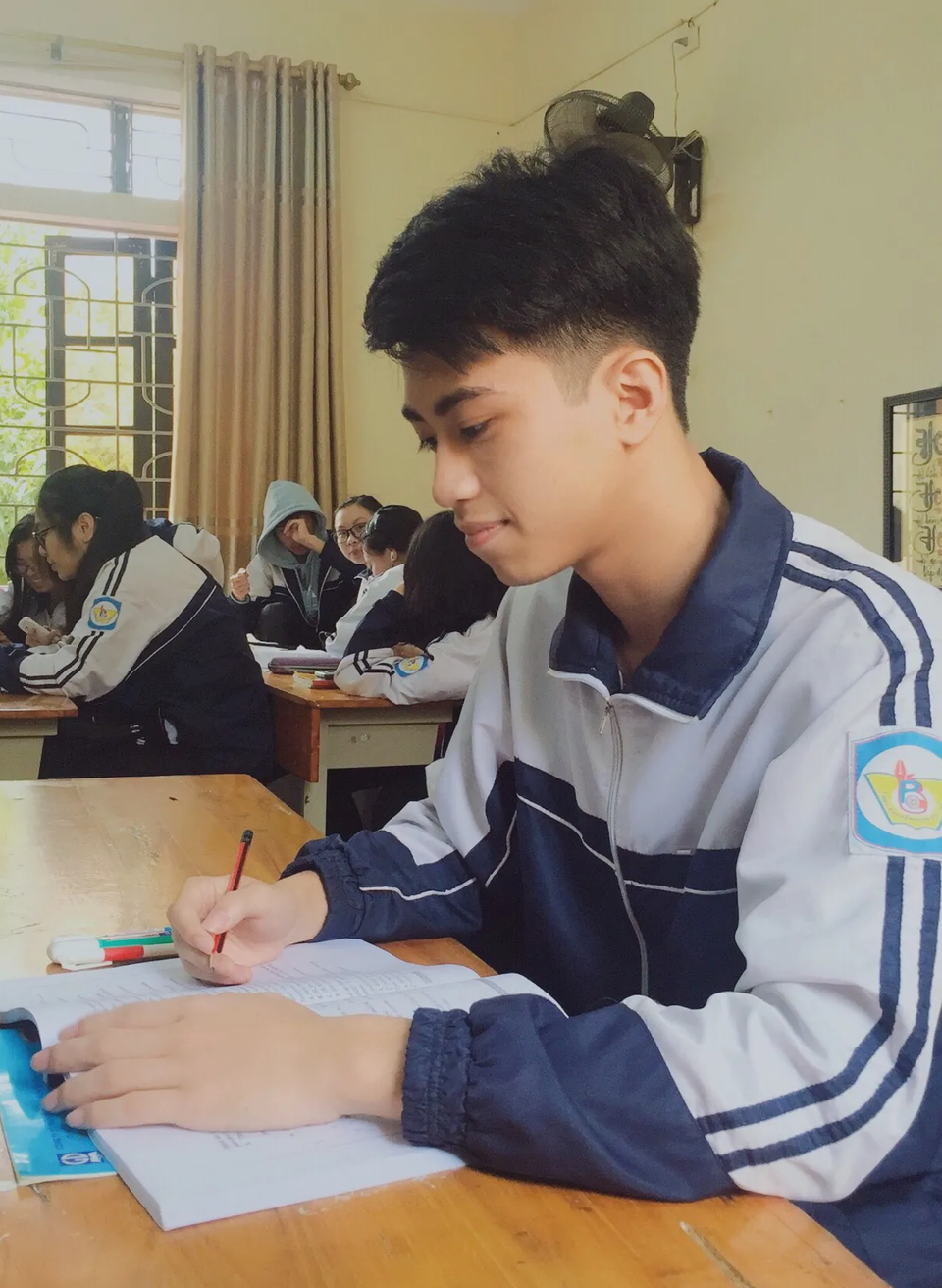 Tuổi 18 tự hào đứng dưới ngọn cờ Đảng và làm theo lời dạy của Bác - 1 Tuổi 18 tự hào đứng dưới ngọn cờ Đảng và làm theo lời dạy của Bác - 1
