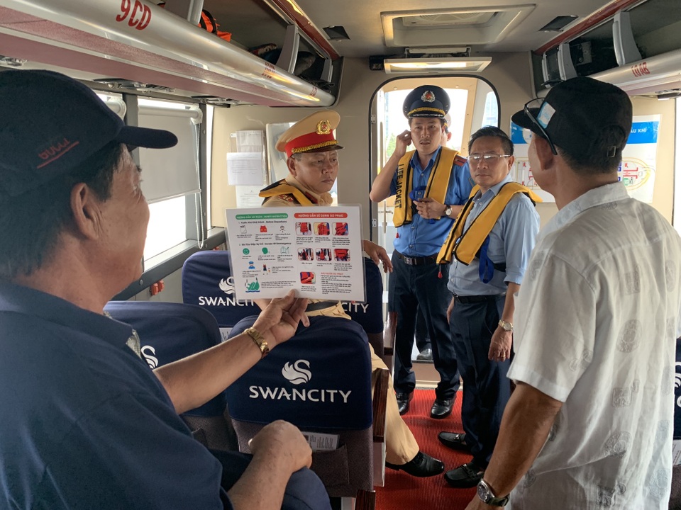CSGT Sài Gòn đồng loạt kiểm tra, xử lý phương tiện trước kỳ nghỉ lễ 2/9 - 2 CSGT Sài Gòn đồng loạt kiểm tra, xử lý phương tiện trước kỳ nghỉ lễ 2/9 - 2
