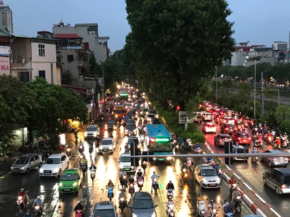 Hà Nội: Cây xanh đổ ngổn ngang, chèn bẹp ô tô, đè chết người trong giông lốc khủng - 10 Hà Nội: Cây xanh đổ ngổn ngang, chèn bẹp ô tô, đè chết người trong giông lốc khủng - 10