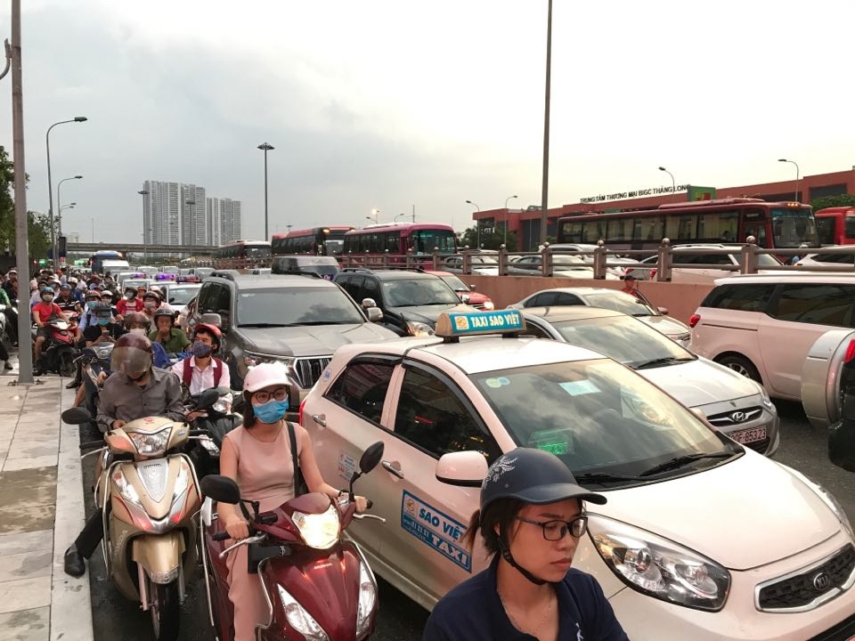 Hà Nội: Cây xanh đổ ngổn ngang, chèn bẹp ô tô, đè chết người trong giông lốc khủng - 11 Hà Nội: Cây xanh đổ ngổn ngang, chèn bẹp ô tô, đè chết người trong giông lốc khủng - 11