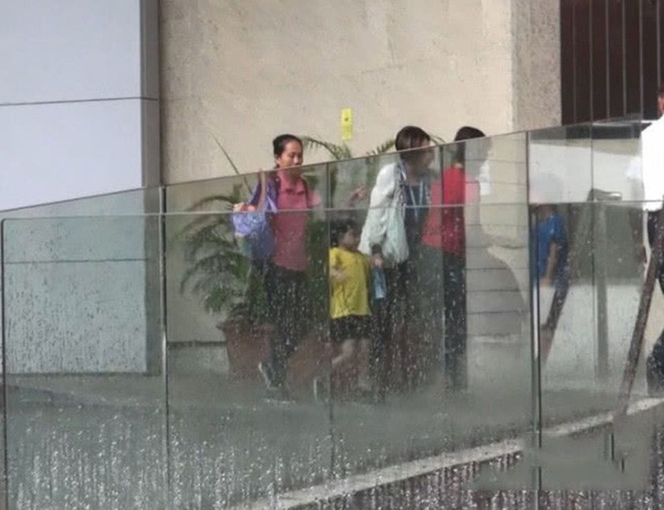 Lưu Khải Uy và Dương Mịch vắng mặt trong lễ khai giảng của con - 1 Lưu Khải Uy và Dương Mịch vắng mặt trong lễ khai giảng của con - 1