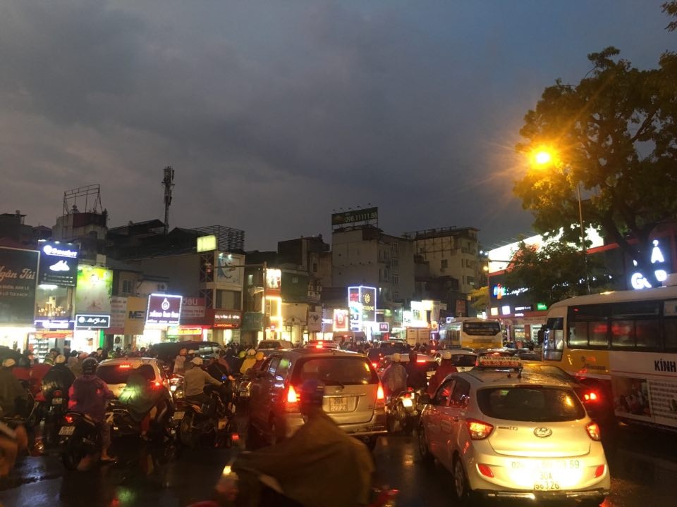 Hà Nội: Cây xanh đổ ngổn ngang, chèn bẹp ô tô, đè chết người trong giông lốc khủng - 17 Hà Nội: Cây xanh đổ ngổn ngang, chèn bẹp ô tô, đè chết người trong giông lốc khủng - 17