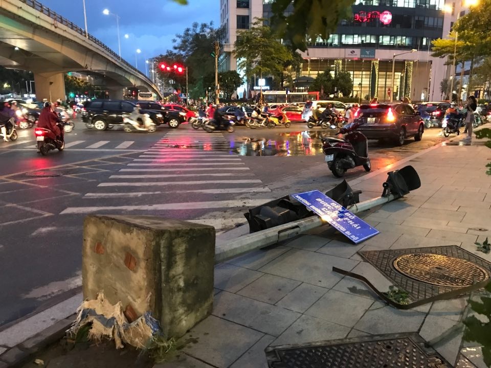 Hà Nội: Cây xanh đổ ngổn ngang, chèn bẹp ô tô, đè chết người trong giông lốc khủng - 14 Hà Nội: Cây xanh đổ ngổn ngang, chèn bẹp ô tô, đè chết người trong giông lốc khủng - 14