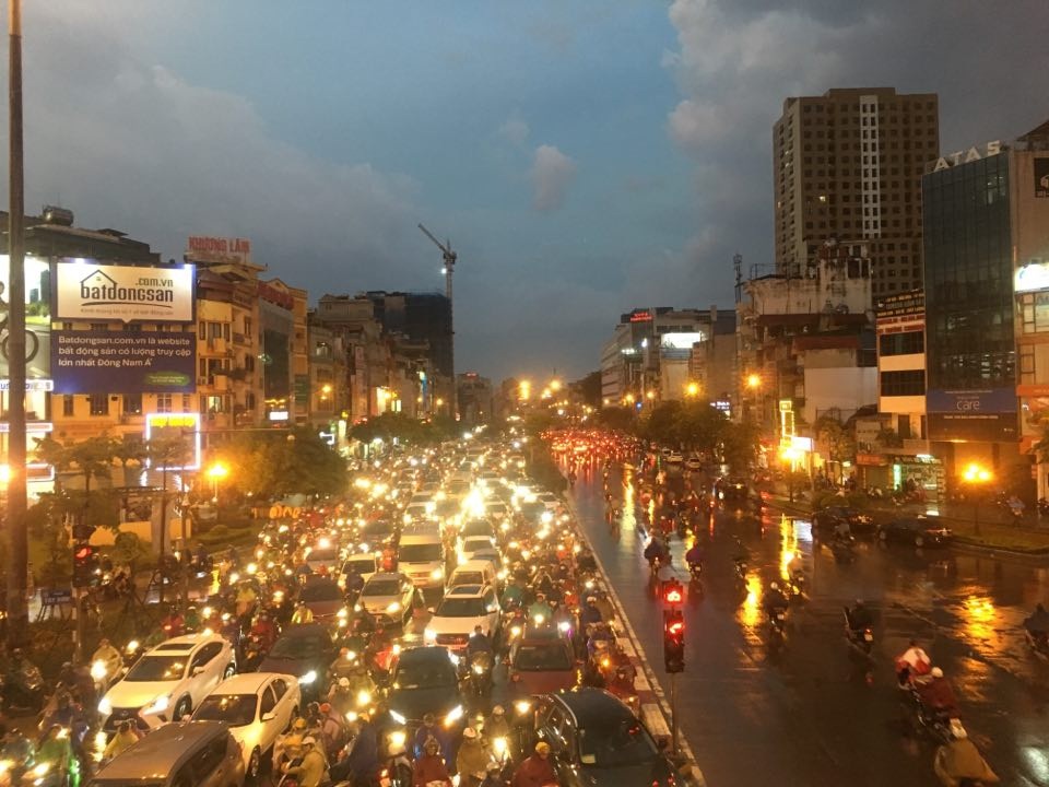 Hà Nội: Cây xanh đổ ngổn ngang, chèn bẹp ô tô, đè chết người trong giông lốc khủng - 15 Hà Nội: Cây xanh đổ ngổn ngang, chèn bẹp ô tô, đè chết người trong giông lốc khủng - 15
