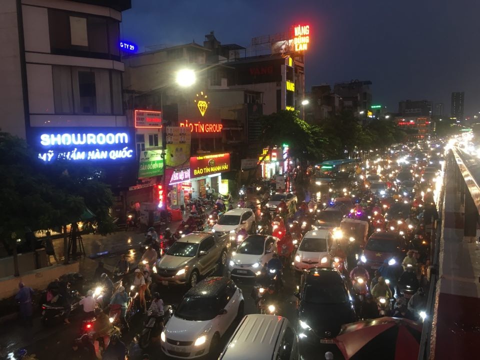 Hà Nội: Cây xanh đổ ngổn ngang, chèn bẹp ô tô, đè chết người trong giông lốc khủng - 16 Hà Nội: Cây xanh đổ ngổn ngang, chèn bẹp ô tô, đè chết người trong giông lốc khủng - 16