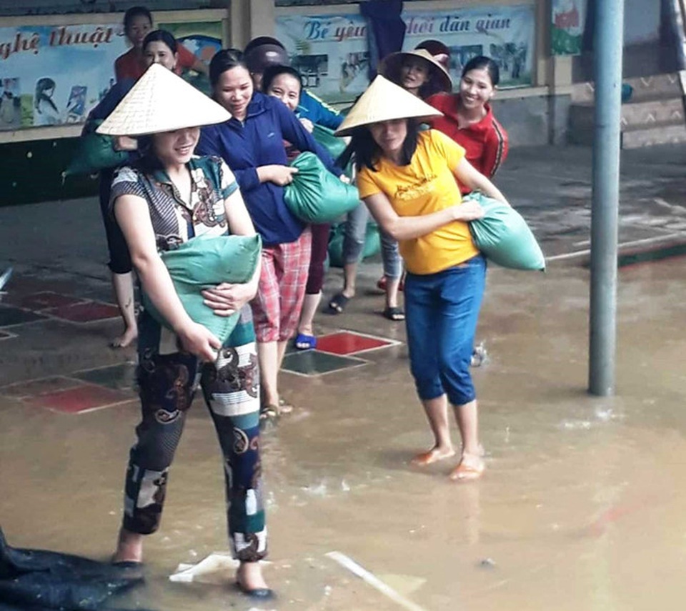 Cảm động cô giáo đội mưa leo lên mái cao gia cố lớp học “khắc chế” gió bão - 5 Cảm động cô giáo đội mưa leo lên mái cao gia cố lớp học “khắc chế” gió bão - 5