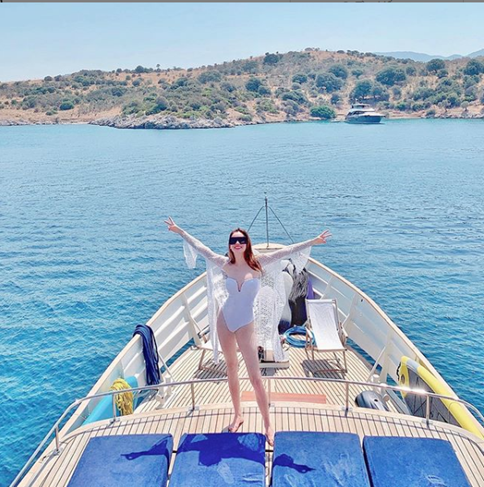 Dàn mỹ nhân Việt đồng loạt diện áo tắm khoe dáng bốc lửa bên “một nửa” - 3 Dàn mỹ nhân Việt đồng loạt diện áo tắm khoe dáng bốc lửa bên “một nửa” - 3