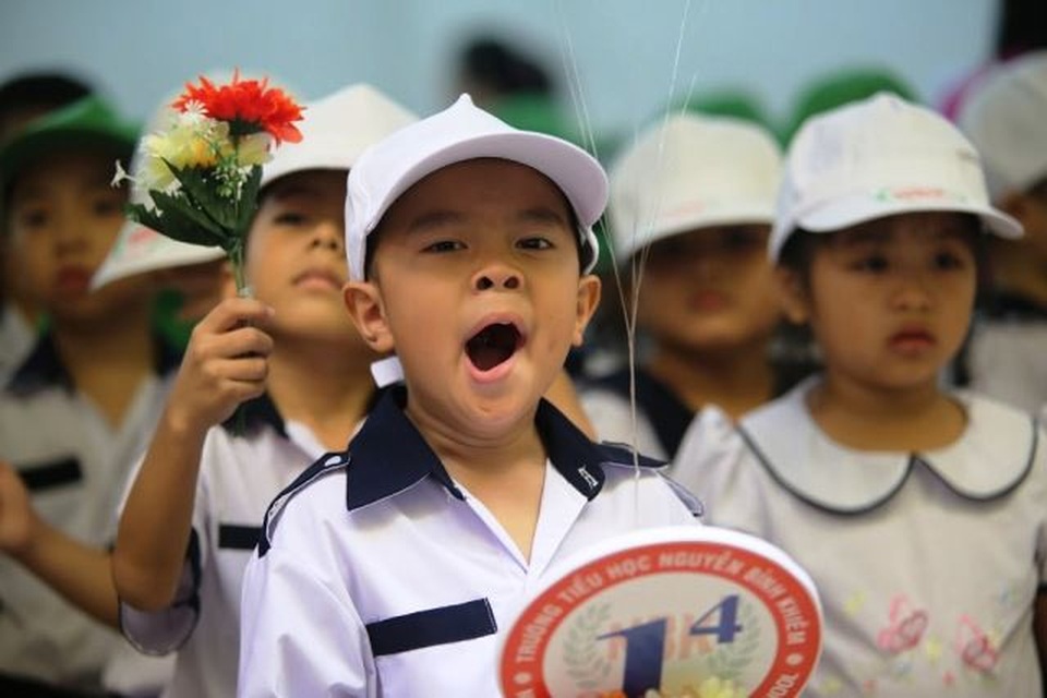 Đứa trẻ gào khóc: “Sao ngày nào cũng... khai giảng?” - 1 Đứa trẻ gào khóc: “Sao ngày nào cũng... khai giảng?” - 1