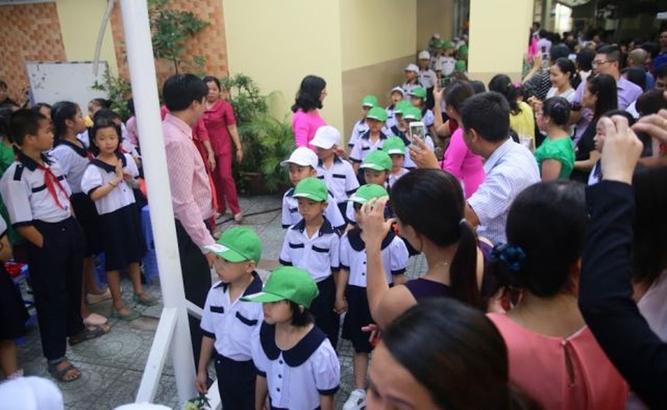 Đứa trẻ gào khóc: “Sao ngày nào cũng... khai giảng?” - 3 Đứa trẻ gào khóc: “Sao ngày nào cũng... khai giảng?” - 3