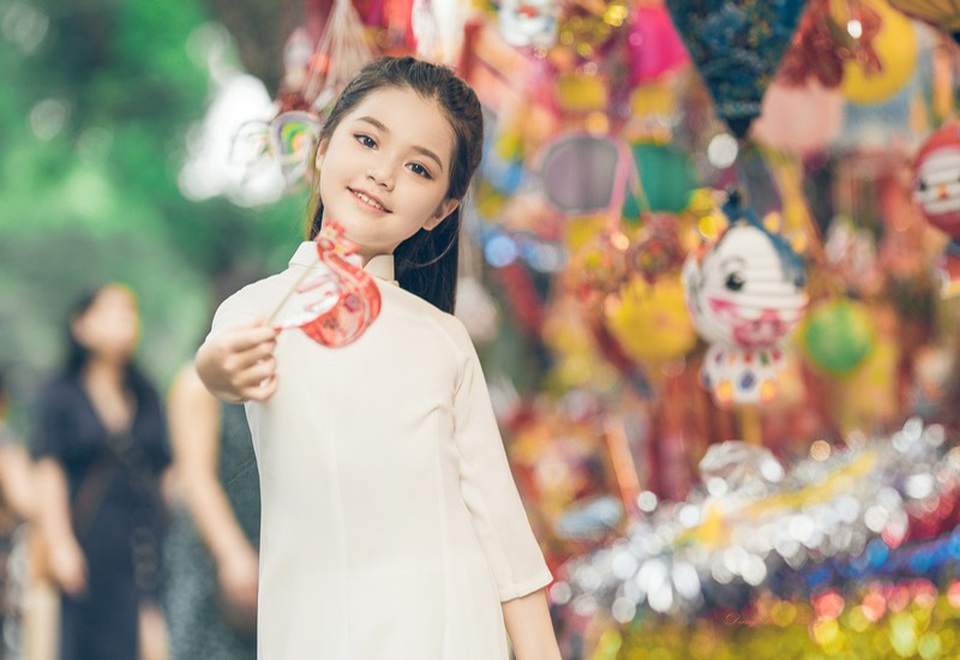 Bé gái 8 tuổi xinh như thiên thần dạo phố mùa Trung thu - 9 Bé gái 8 tuổi xinh như thiên thần dạo phố mùa Trung thu - 9