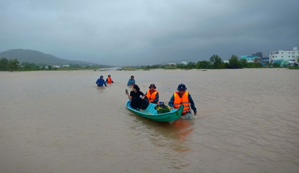Tàu ra Phú Quốc ngừng chạy vì gió lớn, người dân lo tái diễn lụt lịch sử - 2