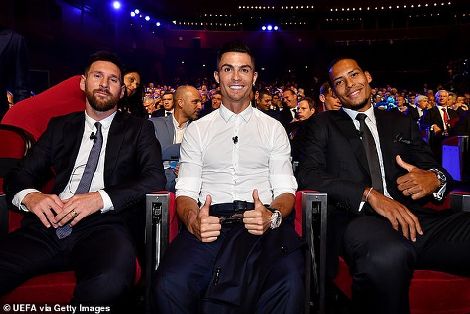 Vượt C.Ronaldo và Messi, Van Dijk giành giải Cầu thủ xuất sắc nhất châu Âu - 3 Vượt C.Ronaldo và Messi, Van Dijk giành giải Cầu thủ xuất sắc nhất châu Âu - 3