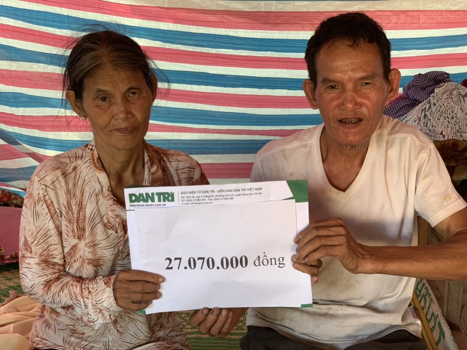 Ngôi nhà sắp sập của cậu bé mồ côi với ông bà ngoại được bạn đọc Dân trí giúp đỡ xây mới - 7 Ngôi nhà sắp sập của cậu bé mồ côi với ông bà ngoại được bạn đọc Dân trí giúp đỡ xây mới - 7