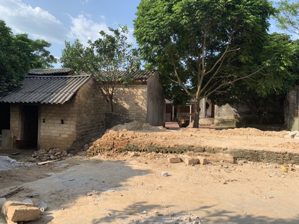 Ngôi nhà sắp sập của cậu bé mồ côi với ông bà ngoại được bạn đọc Dân trí giúp đỡ xây mới - 3 Ngôi nhà sắp sập của cậu bé mồ côi với ông bà ngoại được bạn đọc Dân trí giúp đỡ xây mới - 3