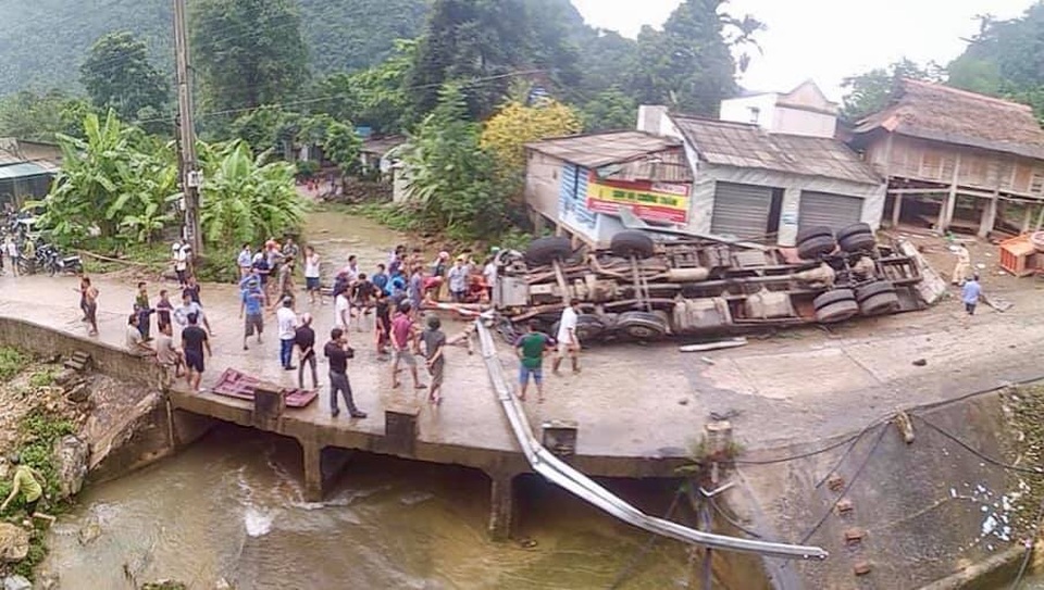 Xe tải lật ngửa, hai bố con thương vong - 2