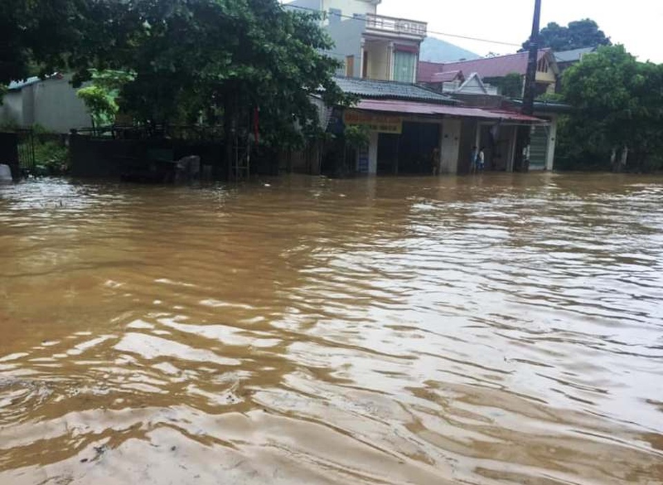 Thanh Hóa nhiều nơi ngập lụt, có chỗ nước lũ dâng cao cả mét - 7 Thanh Hóa nhiều nơi ngập lụt, có chỗ nước lũ dâng cao cả mét - 7