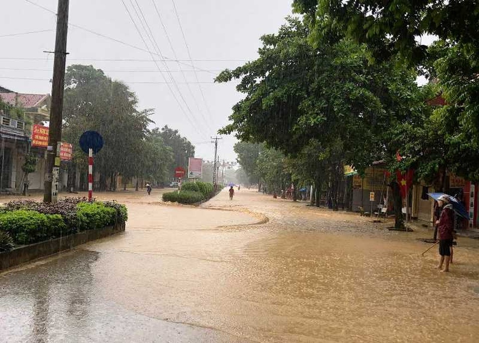 Thanh Hóa nhiều nơi ngập lụt, có chỗ nước lũ dâng cao cả mét - 1 Thanh Hóa nhiều nơi ngập lụt, có chỗ nước lũ dâng cao cả mét - 1