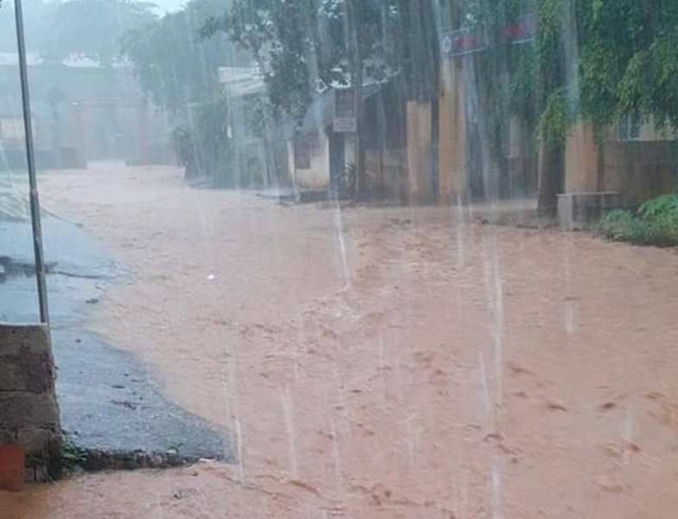 Thanh Hóa nhiều nơi ngập lụt, có chỗ nước lũ dâng cao cả mét - 10 Thanh Hóa nhiều nơi ngập lụt, có chỗ nước lũ dâng cao cả mét - 10