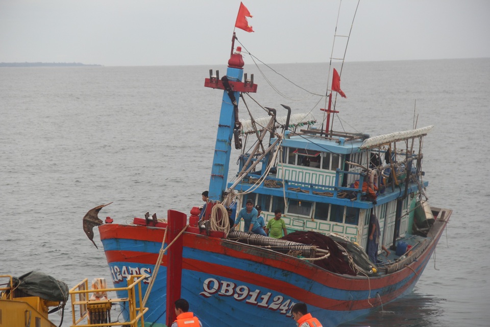 Cứu hộ tàu cá hỏng máy cùng 14 thuyền viên vào bờ an toàn - 2 Cứu hộ tàu cá hỏng máy cùng 14 thuyền viên vào bờ an toàn - 2