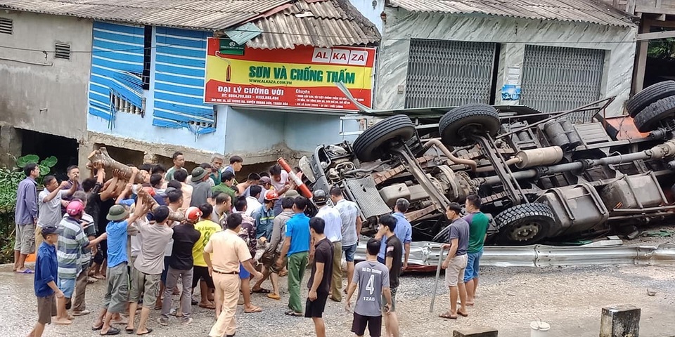 Xe tải lật ngửa, hai bố con thương vong - 1