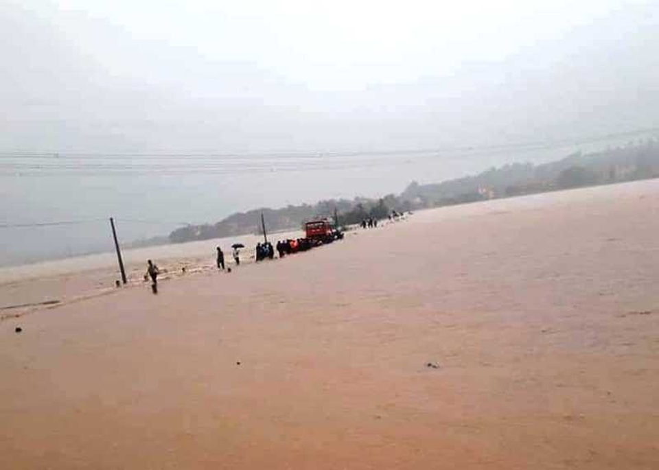 Thanh Hóa nhiều nơi ngập lụt, có chỗ nước lũ dâng cao cả mét - 9 Thanh Hóa nhiều nơi ngập lụt, có chỗ nước lũ dâng cao cả mét - 9