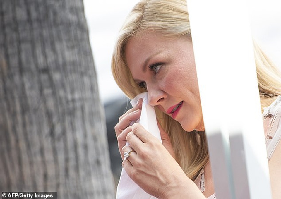 Kirsten Dunst khóc khi nhận sao trên đại lộ Danh vọng - 1 Kirsten Dunst khóc khi nhận sao trên đại lộ Danh vọng - 1