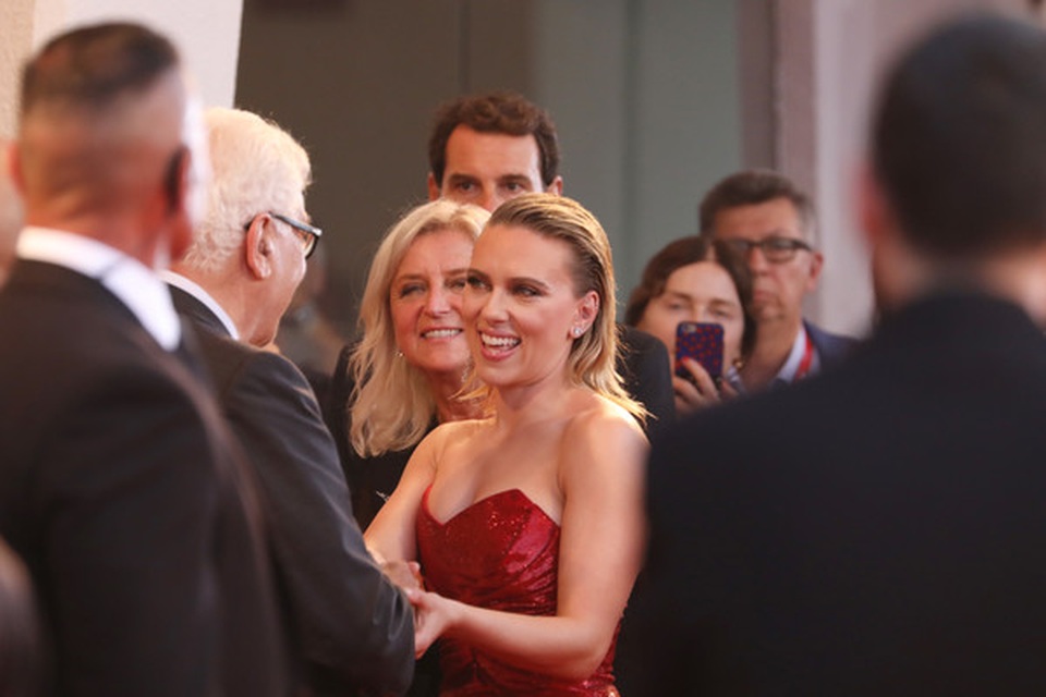 Scarlett Johansson lộ hình xăm khủng trên lưng - 9 Scarlett Johansson lộ hình xăm khủng trên lưng - 9