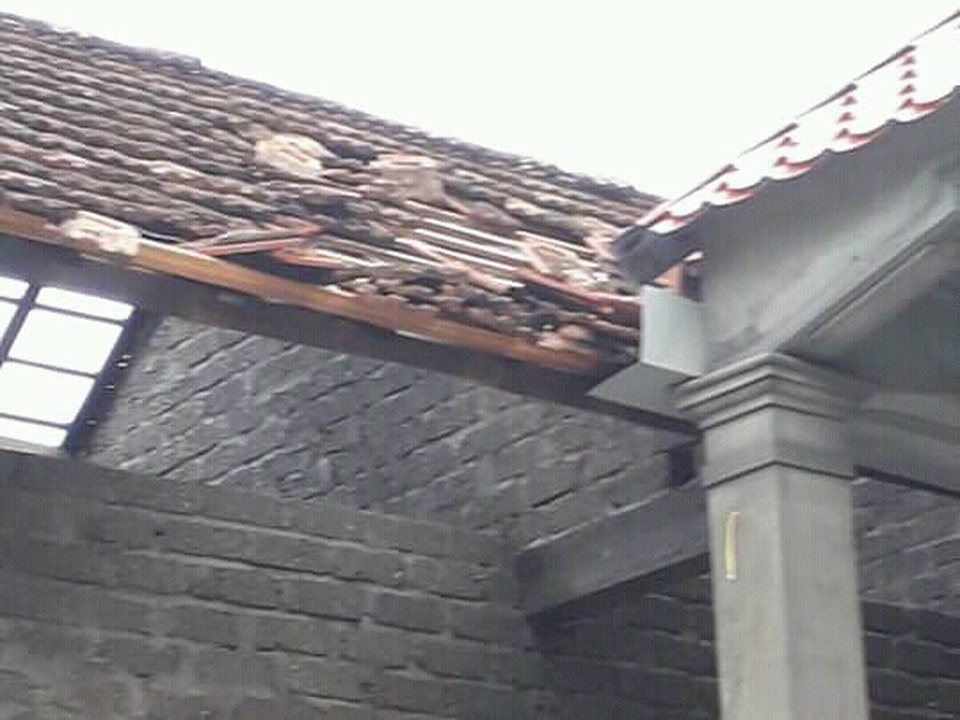 Giông lốc tàn phá hàng chục ngôi nhà, hàng trăm cây xanh - 15 Giông lốc tàn phá hàng chục ngôi nhà, hàng trăm cây xanh - 15