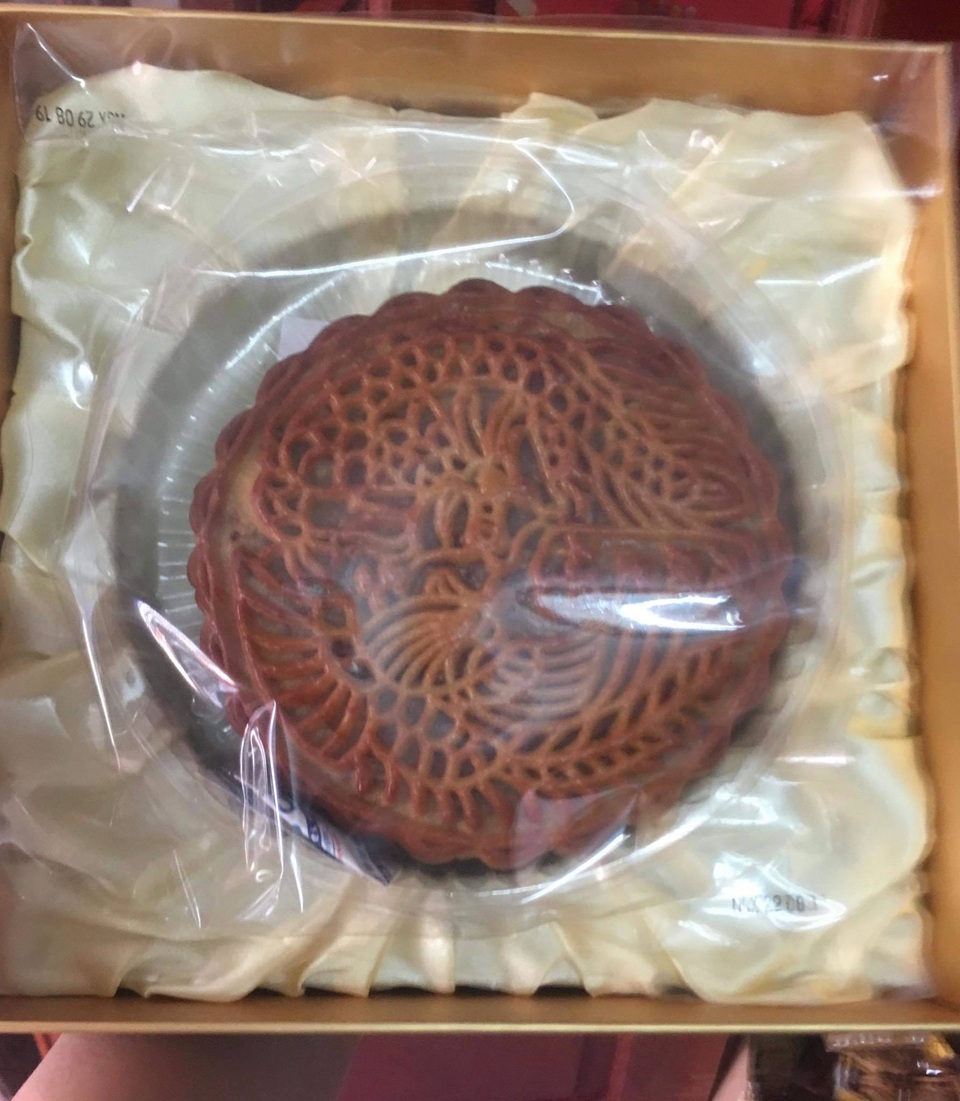 Bánh trung thu siêu to khổng lồ, nặng 4kg, cả nhà ăn không hết - 1 Bánh trung thu siêu to khổng lồ, nặng 4kg, cả nhà ăn không hết - 1