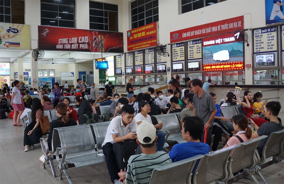 Người dân cả nước tay xách nách mang về quê nghỉ lễ 2/9 - 3 Người dân cả nước tay xách nách mang về quê nghỉ lễ 2/9 - 3