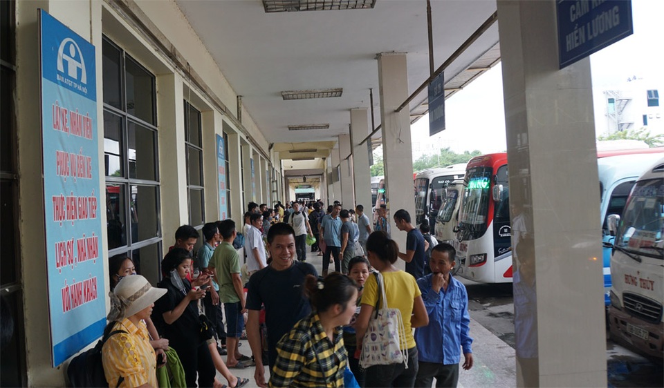 Người dân cả nước tay xách nách mang về quê nghỉ lễ 2/9 - 2 Người dân cả nước tay xách nách mang về quê nghỉ lễ 2/9 - 2