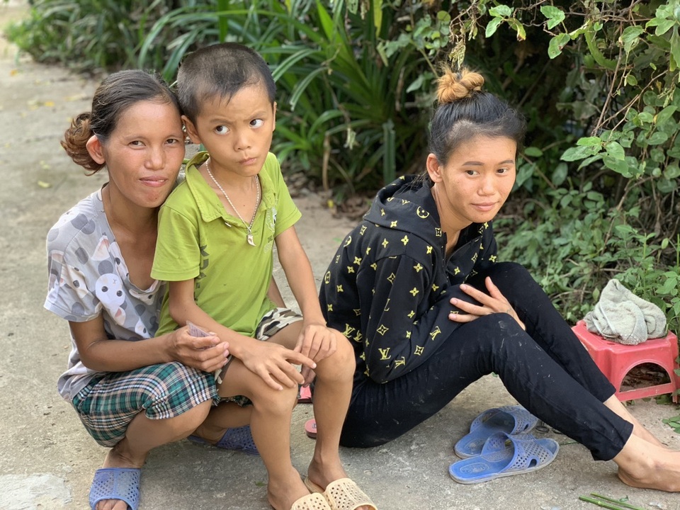 Ngôi nhà sắp sập của cậu bé mồ côi với ông bà ngoại được bạn đọc Dân trí giúp đỡ xây mới - 5 Ngôi nhà sắp sập của cậu bé mồ côi với ông bà ngoại được bạn đọc Dân trí giúp đỡ xây mới - 5