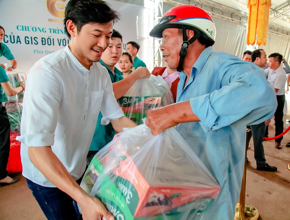 Công ty BĐS Đảo Vàng trao 600 phần quà cho đồng bào bị thiệt hại do lũ lụt - 2 Công ty BĐS Đảo Vàng trao 600 phần quà cho đồng bào bị thiệt hại do lũ lụt - 2