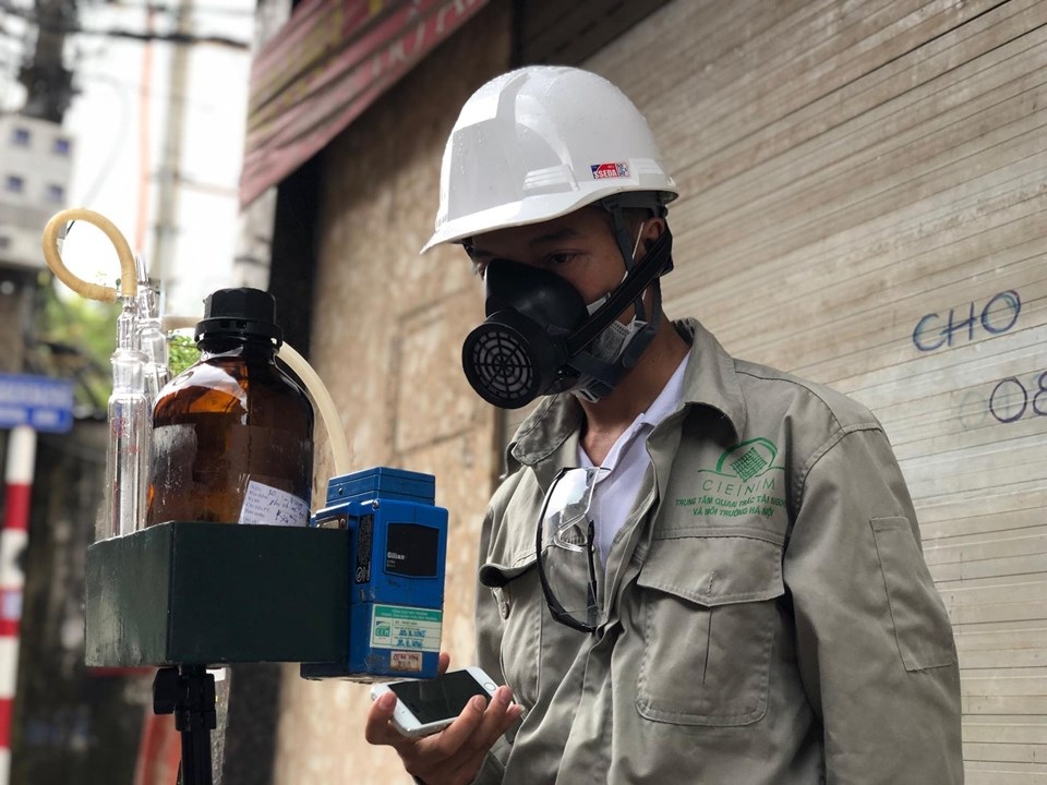 Hà Nội: Lấy mẫu không khí quanh khu vực vụ cháy Công ty Rạng Đông - 4 Hà Nội: Lấy mẫu không khí quanh khu vực vụ cháy Công ty Rạng Đông - 4