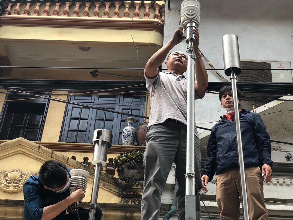 Hà Nội: Lấy mẫu không khí quanh khu vực vụ cháy Công ty Rạng Đông - 3 Hà Nội: Lấy mẫu không khí quanh khu vực vụ cháy Công ty Rạng Đông - 3