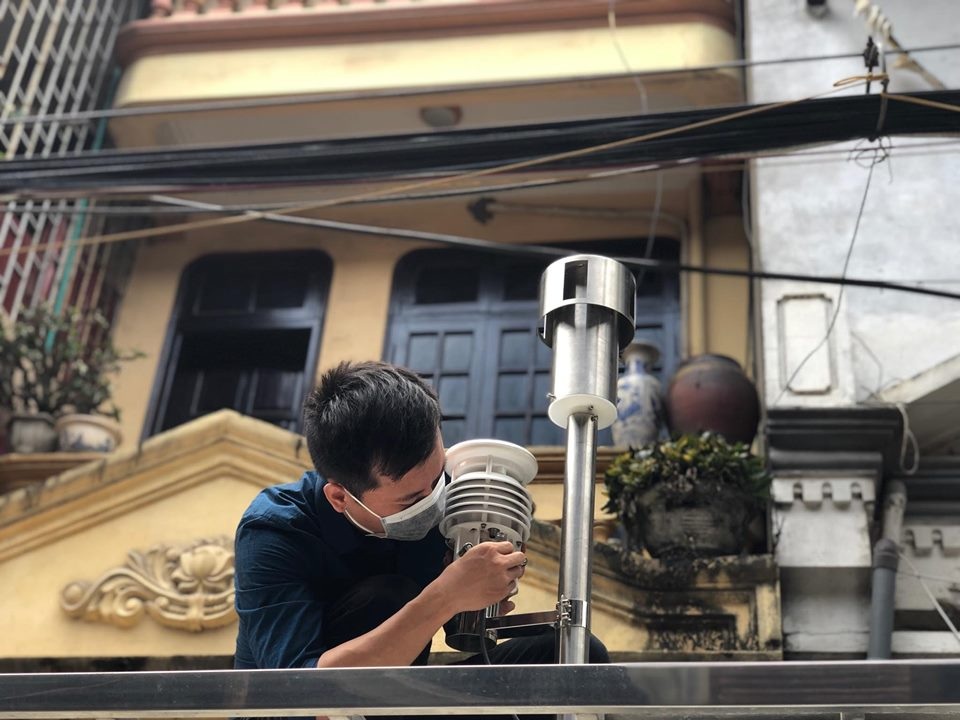 Hà Nội: Lấy mẫu không khí quanh khu vực vụ cháy Công ty Rạng Đông - 7 Hà Nội: Lấy mẫu không khí quanh khu vực vụ cháy Công ty Rạng Đông - 7