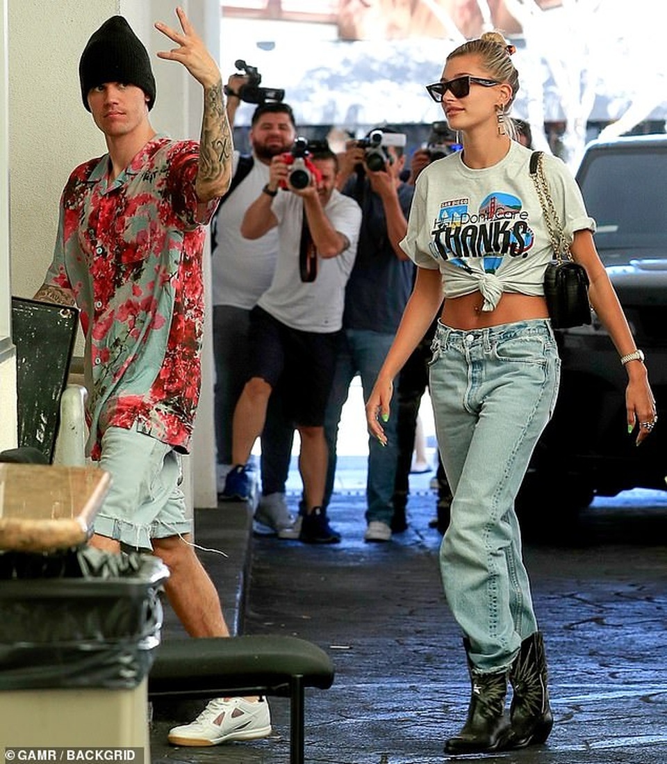 Vợ chồng Justin Bieber dạo phố bằng siêu xe sành điệu - 1