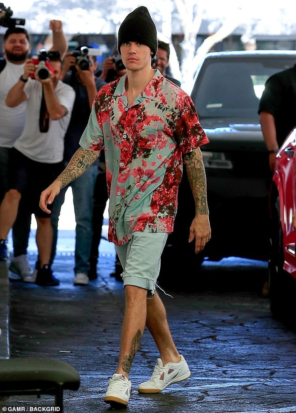 Vợ chồng Justin Bieber dạo phố bằng siêu xe sành điệu - 4