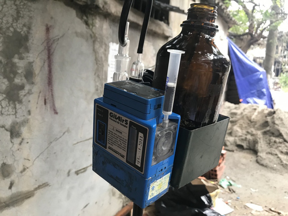 Hà Nội: Lấy mẫu không khí quanh khu vực vụ cháy Công ty Rạng Đông - 5 Hà Nội: Lấy mẫu không khí quanh khu vực vụ cháy Công ty Rạng Đông - 5