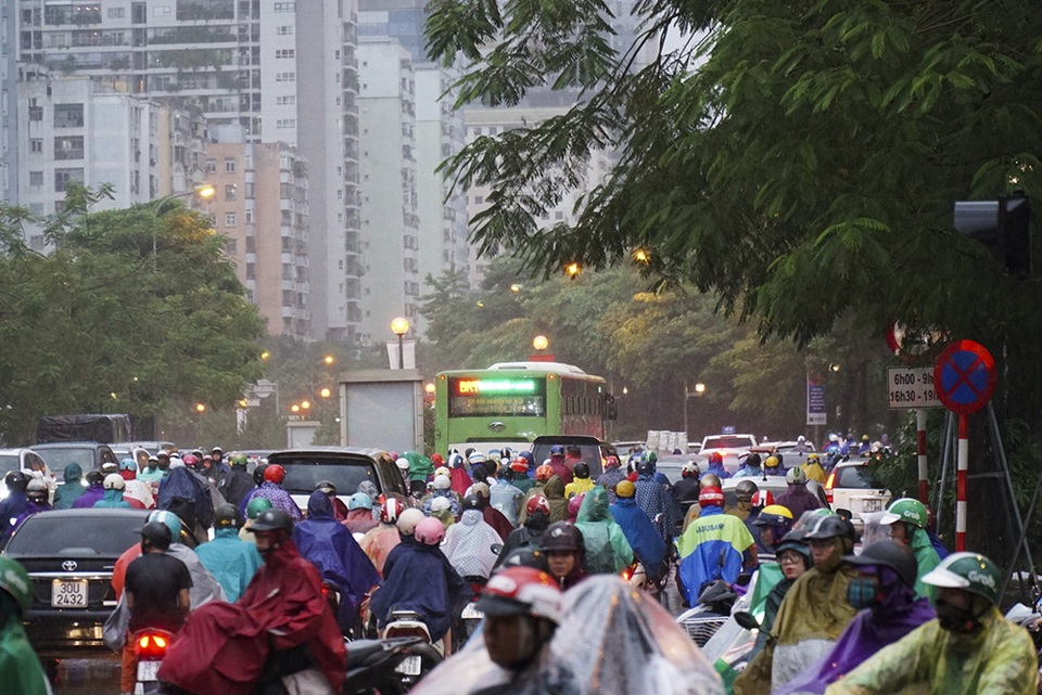 Người dân chật vật đội mưa rời Thủ đô về quê nghỉ lễ  - 4