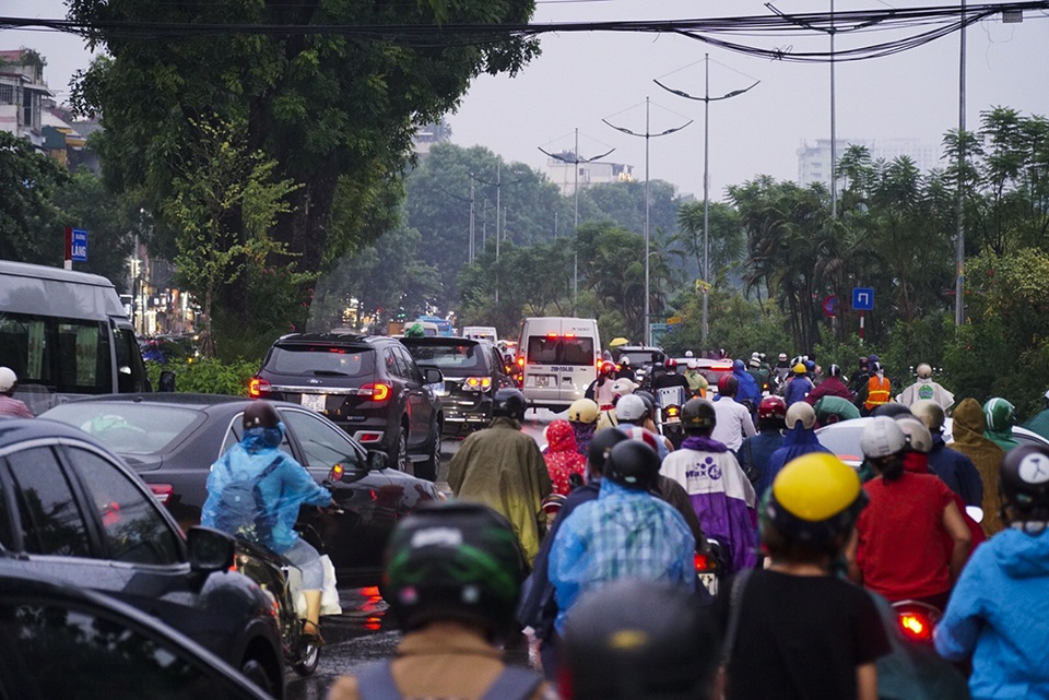 Người dân chật vật đội mưa rời Thủ đô về quê nghỉ lễ  - 5