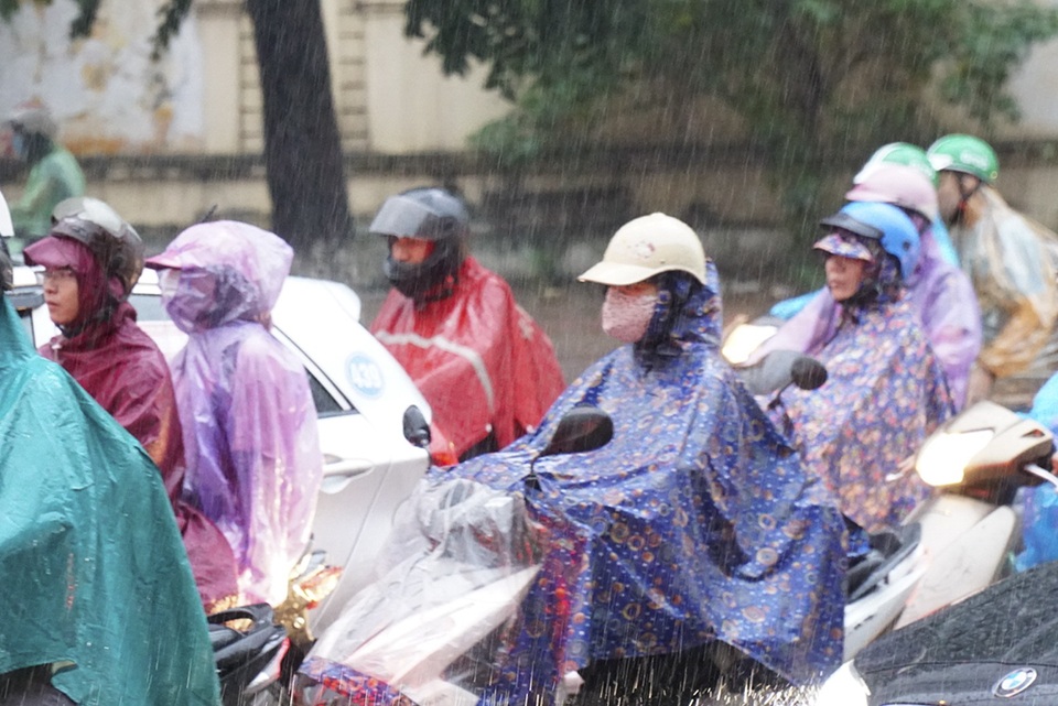 Người dân chật vật đội mưa rời Thủ đô về quê nghỉ lễ  - 6