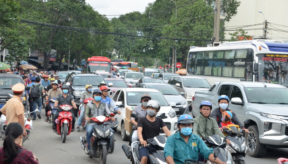Người dân cả nước tay xách nách mang về quê nghỉ lễ 2/9 - 11 Người dân cả nước tay xách nách mang về quê nghỉ lễ 2/9 - 11