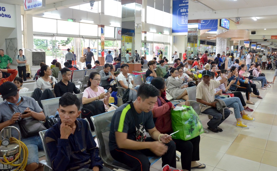 Người dân cả nước tay xách nách mang về quê nghỉ lễ 2/9 - 13 Người dân cả nước tay xách nách mang về quê nghỉ lễ 2/9 - 13