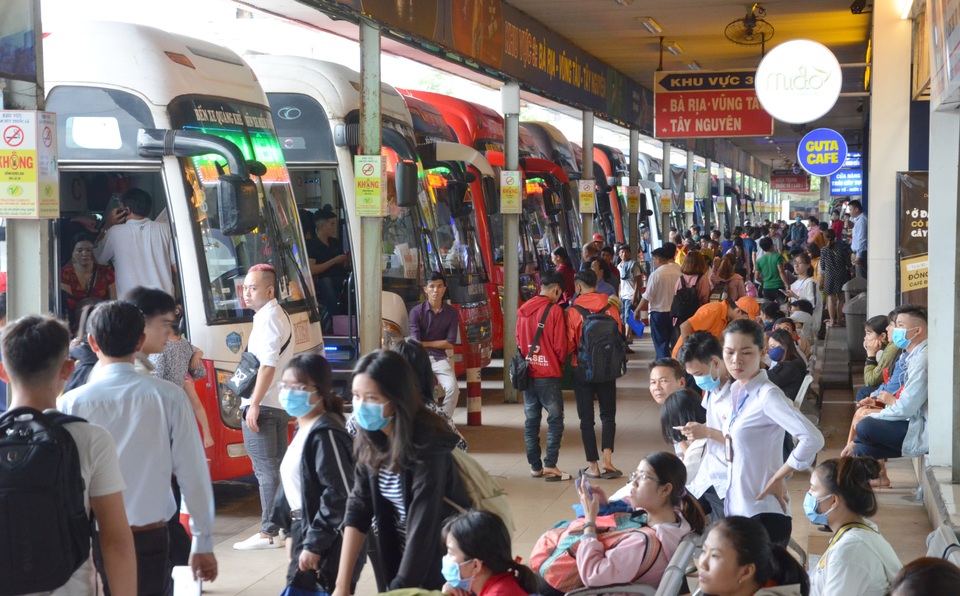 Người dân cả nước tay xách nách mang về quê nghỉ lễ 2/9 - 14 Người dân cả nước tay xách nách mang về quê nghỉ lễ 2/9 - 14
