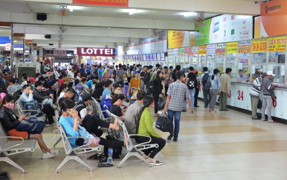 Người dân cả nước tay xách nách mang về quê nghỉ lễ 2/9 - 15 Người dân cả nước tay xách nách mang về quê nghỉ lễ 2/9 - 15