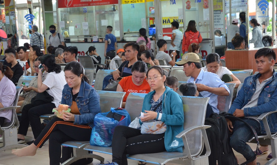 Người dân cả nước tay xách nách mang về quê nghỉ lễ 2/9 - 16 Người dân cả nước tay xách nách mang về quê nghỉ lễ 2/9 - 16