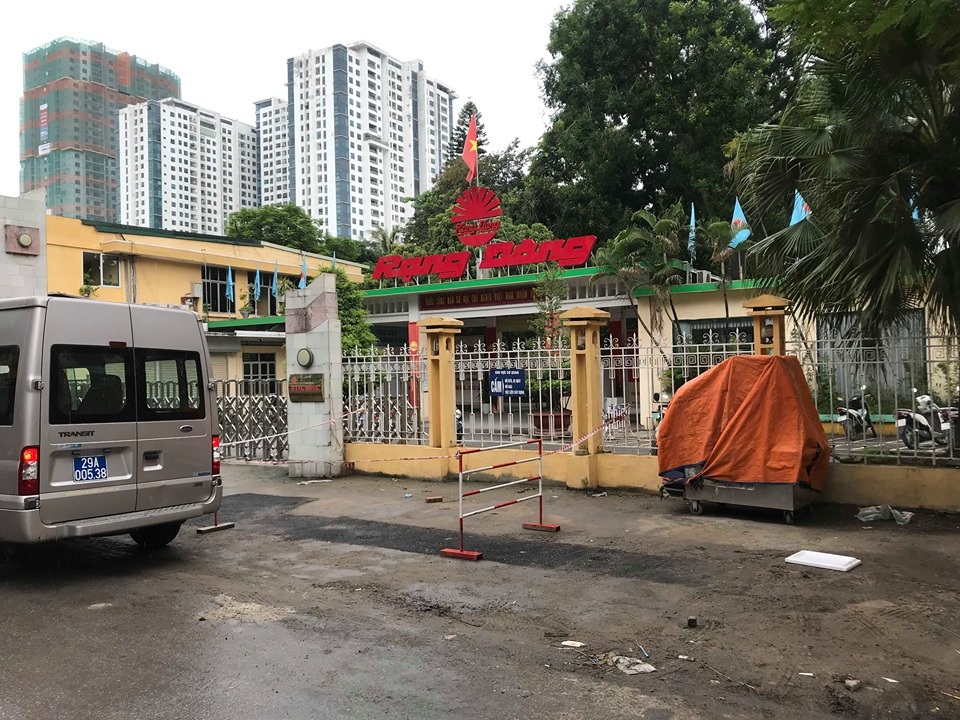 Hà Nội: Lấy mẫu không khí quanh khu vực vụ cháy Công ty Rạng Đông - 12 Hà Nội: Lấy mẫu không khí quanh khu vực vụ cháy Công ty Rạng Đông - 12